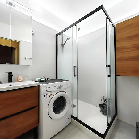 Apartment Spacieux T3 Avec Piscine Et Parking Pres Du Port - Fr-1-607-10 *